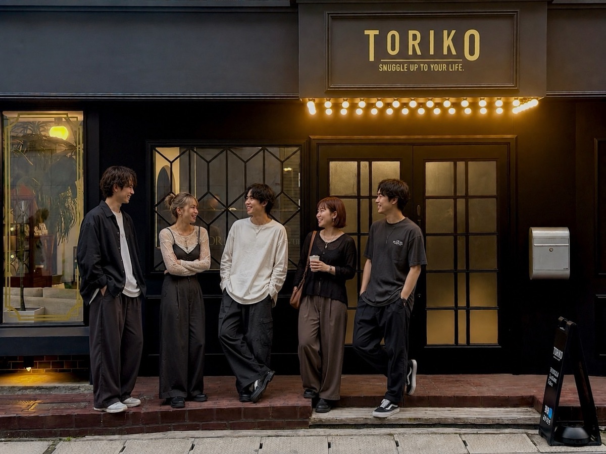 TORIKO本店の前に並ぶスタッフ